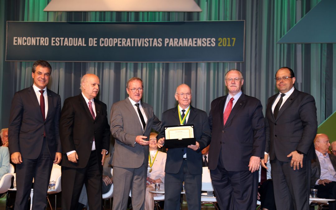 Odacir Klein é homenageado com a Medalha do Mérito Cooperativista